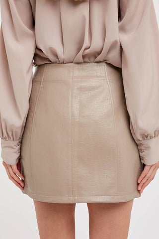 VEGAN LEATHER MINI SKIRT: CAMEL / M