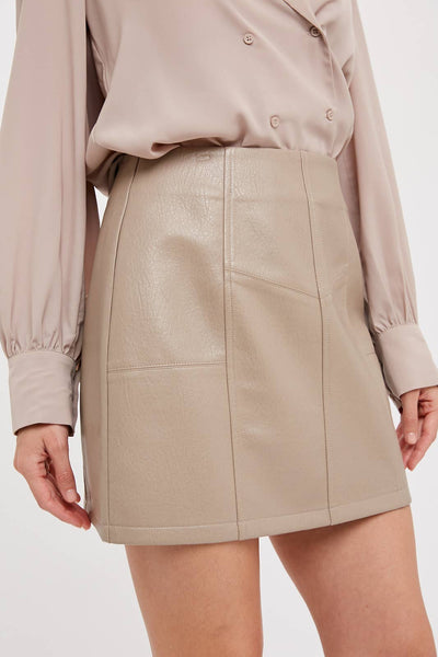 VEGAN LEATHER MINI SKIRT: CAMEL / M