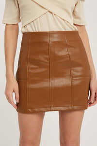 VEGAN LEATHER MINI SKIRT: CAMEL / L